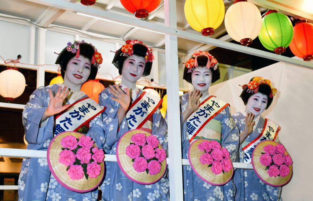 山形県のセレモニーや観光PRでのおもてなしをする「やまがた舞子」写真は花笠まつりに参加した様子。