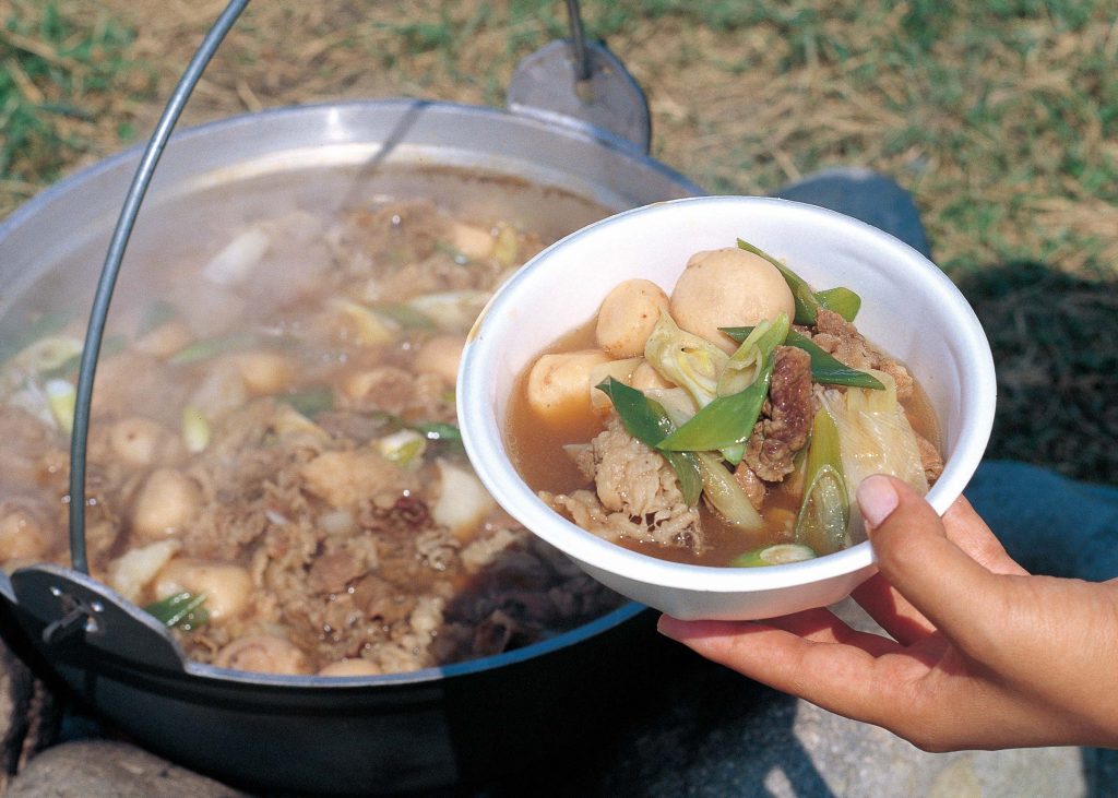 山形の郷土料理「いも煮」９月～１０月頃には河川敷で芋煮会をする光景がよく見られるほど、山形県民がこよなく愛する郷土料理です。